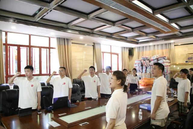 20200806159668257976508431.jpg 文中-重温入团誓词.jpg