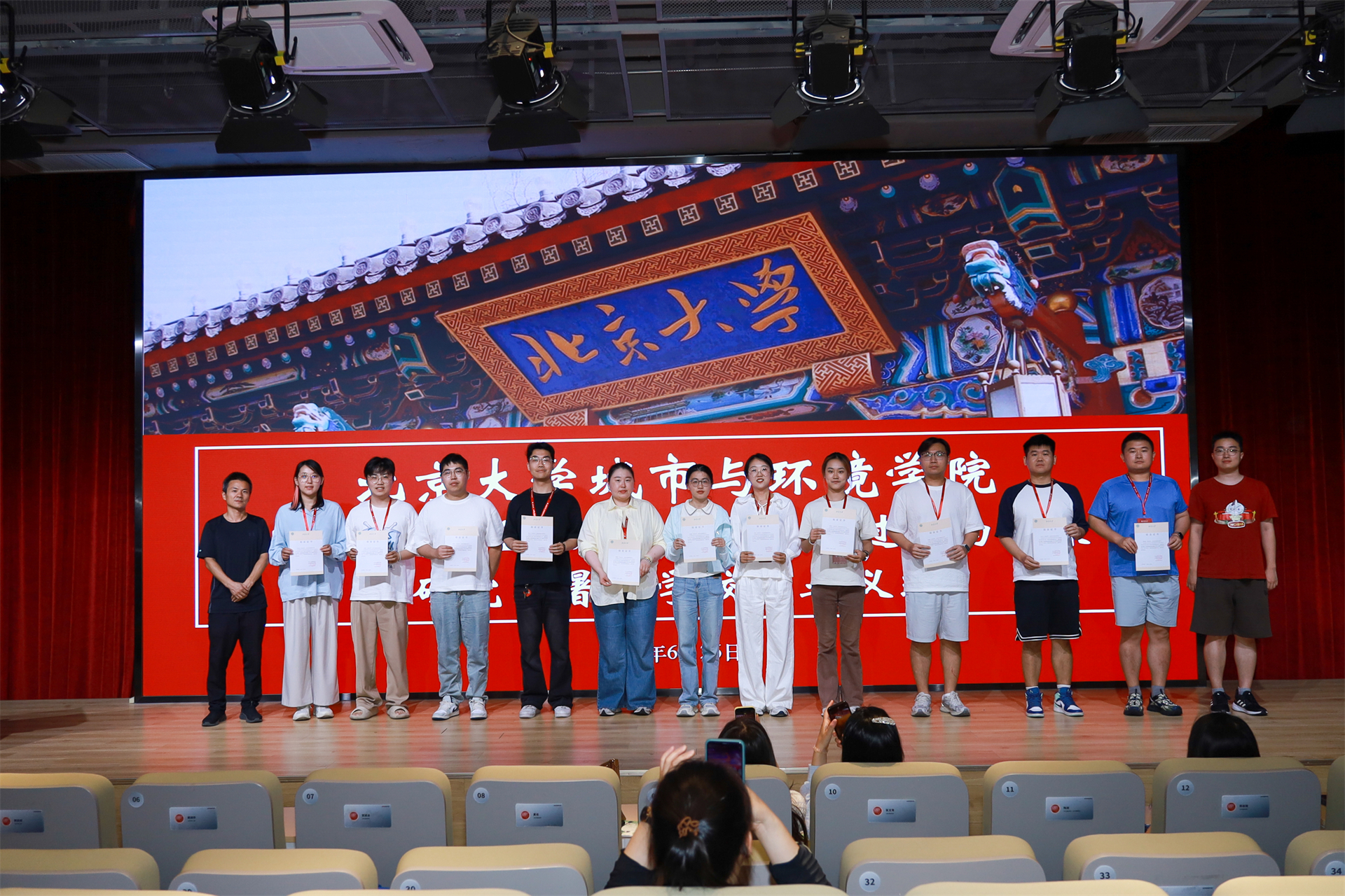 图16-2 学员领取结业证书.jpg