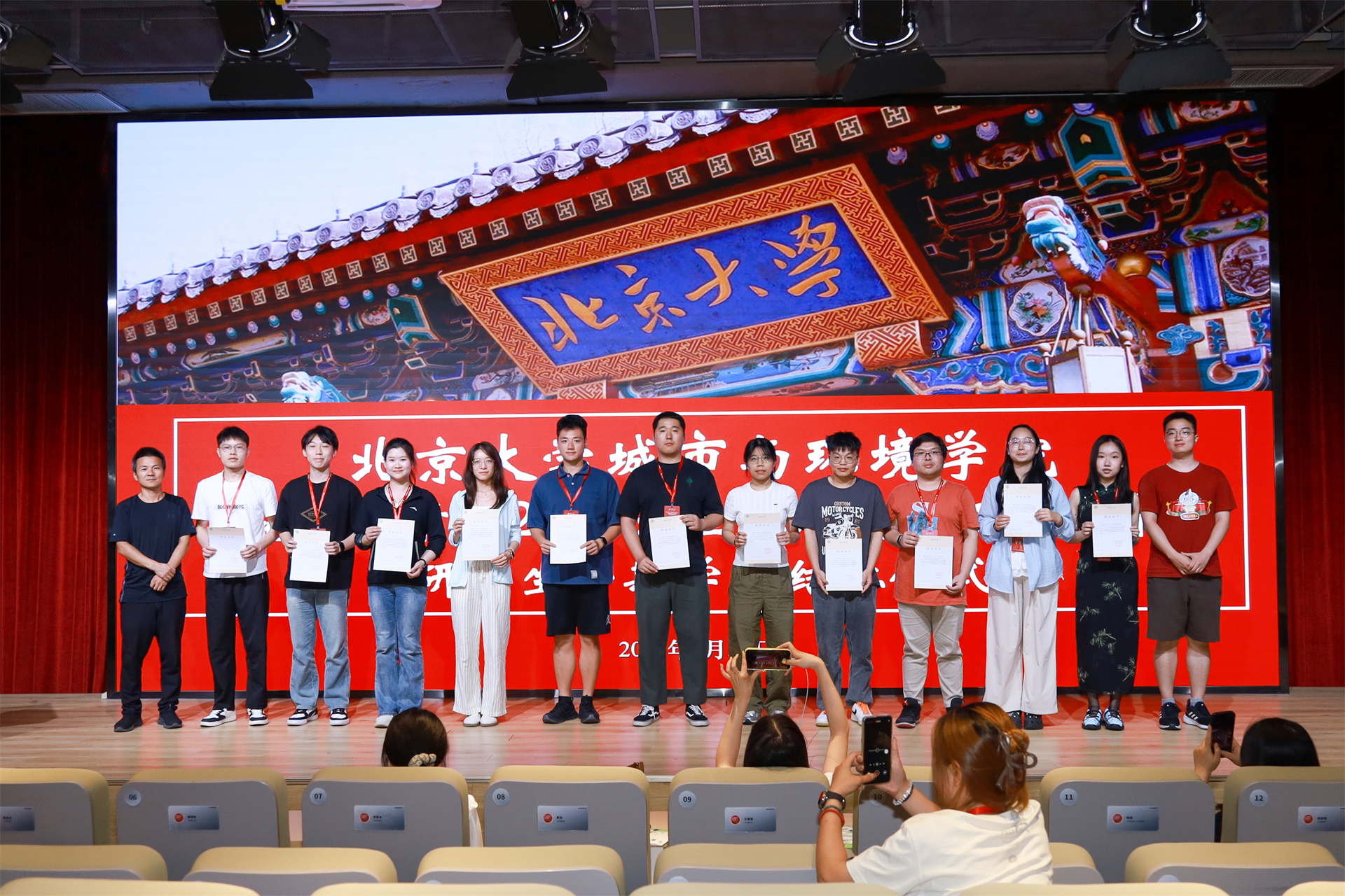 图16-1 学员领取结业证书.jpg